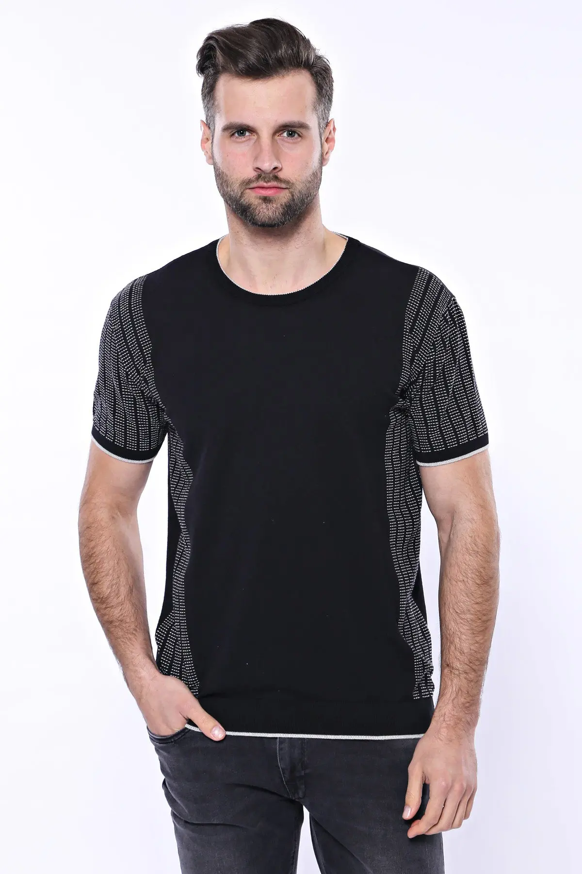 Bisiklet Yaka Kenarları Desenli Siyah Örme T-shirt | Wessi