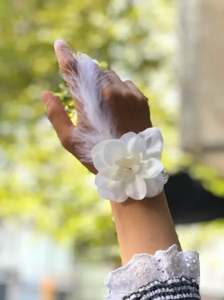 Bride to be Nedime Gelin Bilekliği Tüy ve İnci Boncuk Detaylı Beyaz Renkli Bekarlığa Veda Partisi Bilekliği 10 Adet (4745)