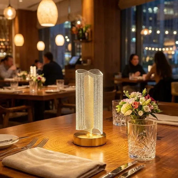 Dalgalı Silindirik Kristal Çizgili Model LED Masa Lambası – Gold Tabanlı, Dokunmatik, 3 Renk Işık Modlu, Şarjlı Modern Dekoratif Gece Lambası (4745)