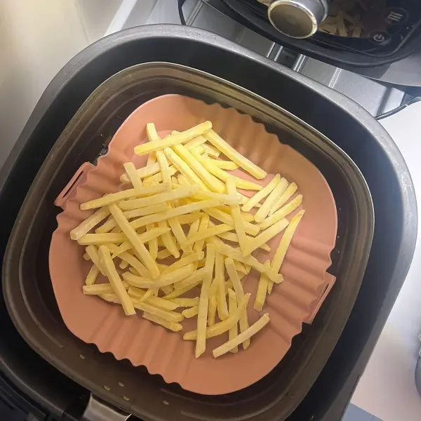 Renkli Isıya Dayanıklı Yıkanılabilir Silikon Fırın Ve Airfryer Kare Model Pişirme Matı 20 Cm (4745)