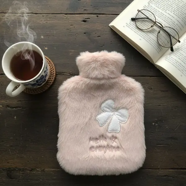 Hello Everyone Yazılı Kurdeleli Pembe Peluş Sıcak Su Torbası 1 Lt – Yumuşak Kılıf, Uzun Süre Sıcak Tutan Termal Su Torbası (4745)