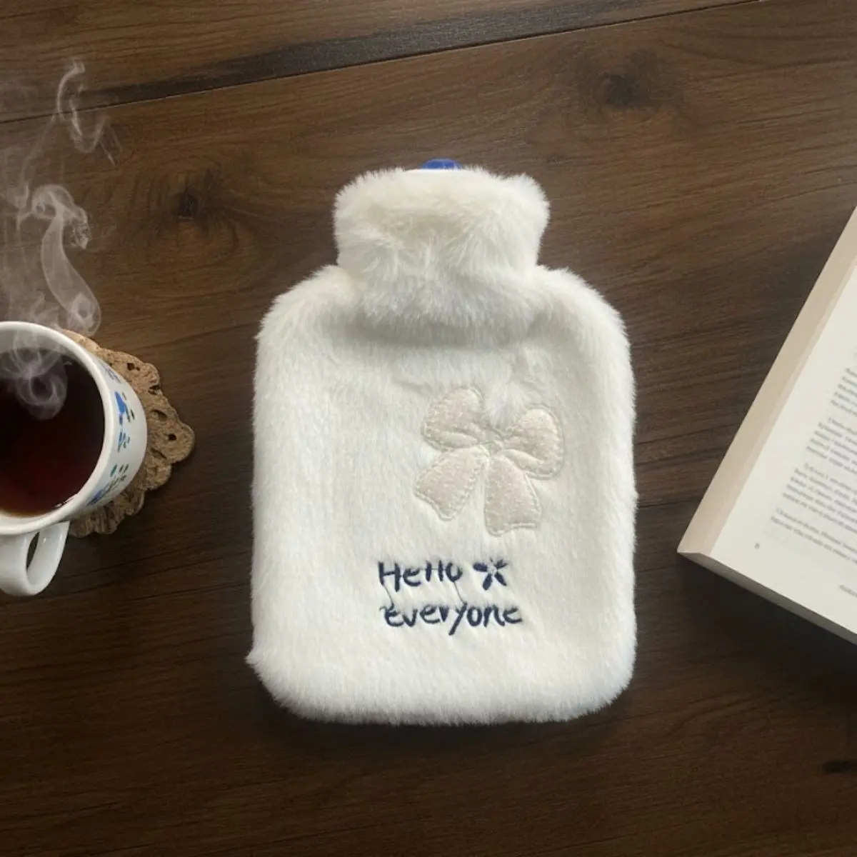 Hello Everyone Yazılı Kurdeleli Beyaz Peluş Sıcak Su Torbası 1 Lt – Yumuşak Kılıf, Uzun Süre Sıcak Tutan Termal Su Torbası (4745)-4