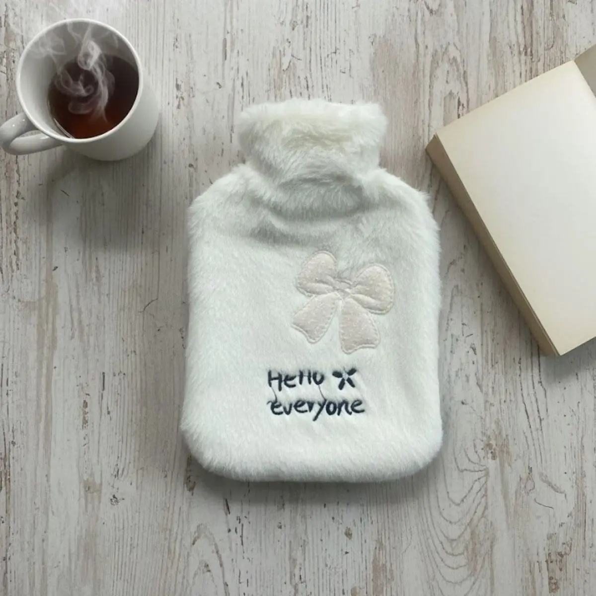 Hello Everyone Yazılı Kurdeleli Beyaz Peluş Sıcak Su Torbası 1 Lt – Yumuşak Kılıf, Uzun Süre Sıcak Tutan Termal Su Torbası (4745)