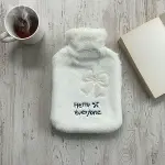 Hello Everyone Yazılı Kurdeleli Beyaz Peluş Sıcak Su Torbası 1 Lt – Yumuşak Kılıf, Uzun Süre Sıcak Tutan Termal Su Torbası (4745)-1