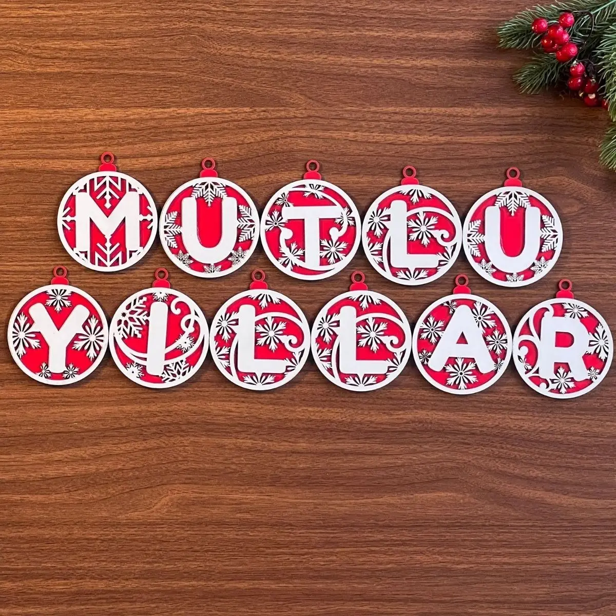 11 Harfli Kırmızı Beyaz İpli MUTLU YILLAR Yazılı Ahşap Yılbaşı Ağaç Süsü (4745)