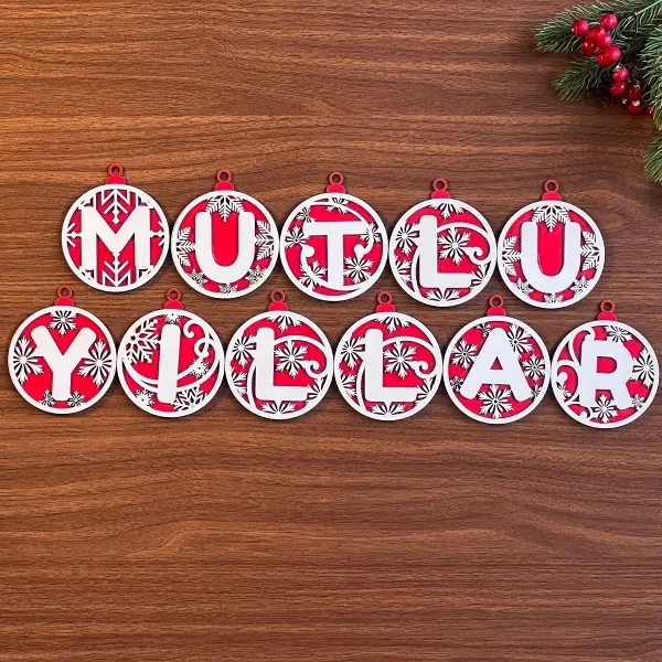 11 Harfli Kırmızı Beyaz İpli MUTLU YILLAR Yazılı Ahşap Yılbaşı Ağaç Süsü (4745)