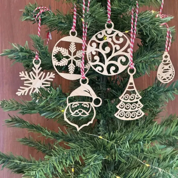 6 Parça Kırmızı Beyaz İpli Noel Babalı ve Kar Tanesi Model Ahşap Yılbaşı Ağaç Süsü (4745)