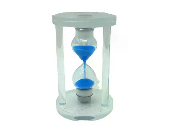 KÜÇÜK CAM KUM SAATİ CAM STANDLI 5 DAKİKA ZAMANLI = ÇAP: 5.8CM-YÜKSEKLİK: 9.8CM (4745)