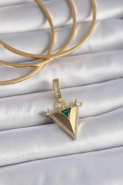 Pirinç Gold Renk Zirkon Taşlı 3D Üçgen Model Ajda Charm TJ-BC1002