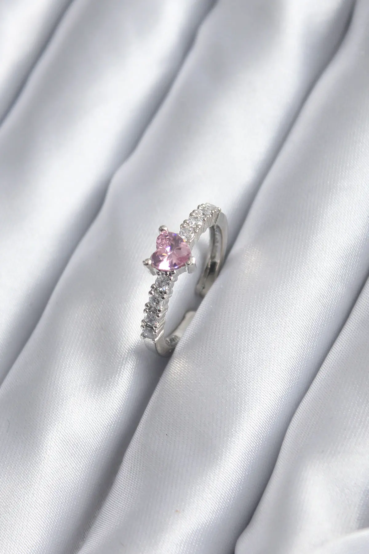 Gümüş Renk Zirkon Taşlı Pembe Kristal Kalp Model Kadın Yüzük TJ-BYK2851