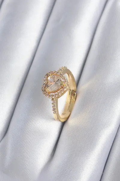 Pirinç Gold Renk Zirkon Taşlı Kalp Charm Model Kadın Yüzük TJ-BYK2858
