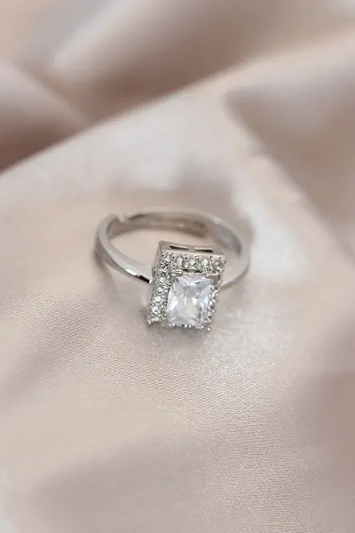 Ayarlamalı Silver Renk Metal Zirkon ve Kristal Taşlı Dikdörtgen Model Yüzük TJ-BYK2067