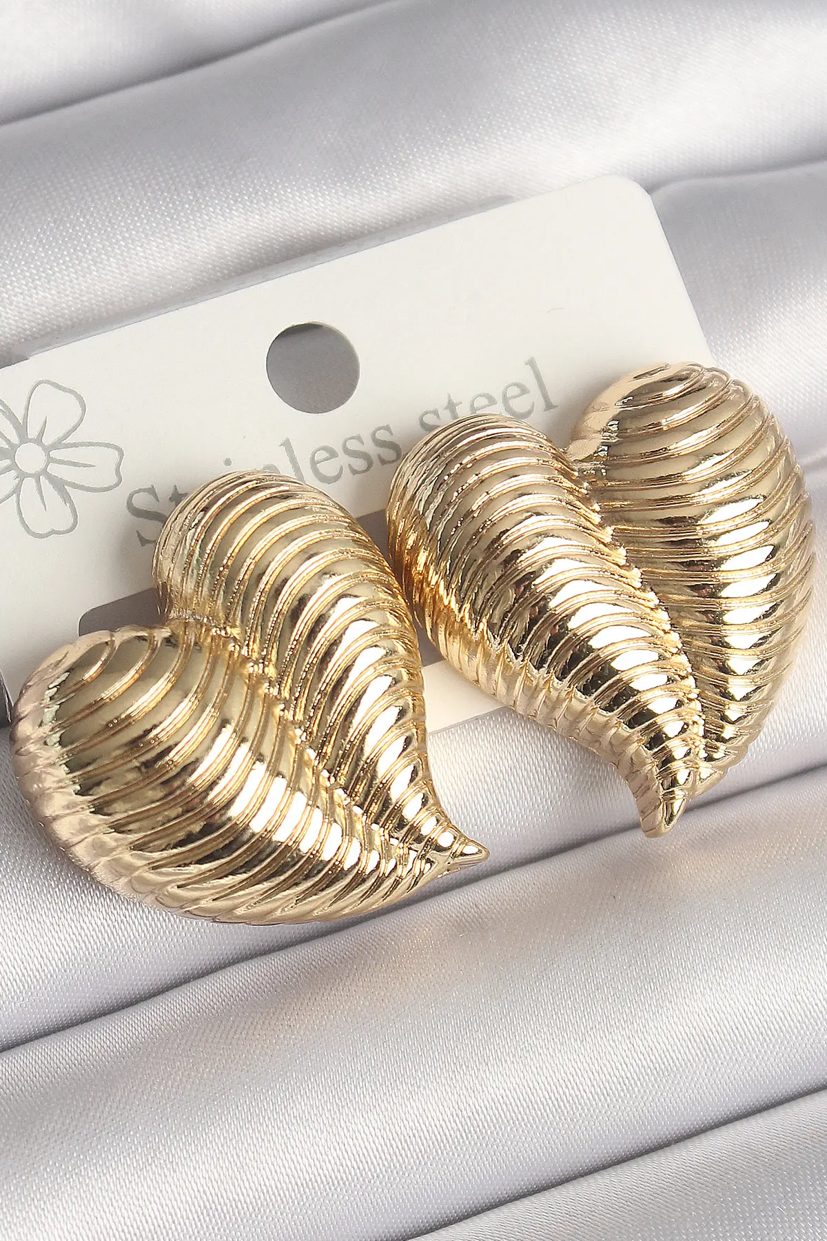 Pirinç Gold Renk İşlemeli Bomba Kalp Model Kadın Küpe TJ-BKP10260