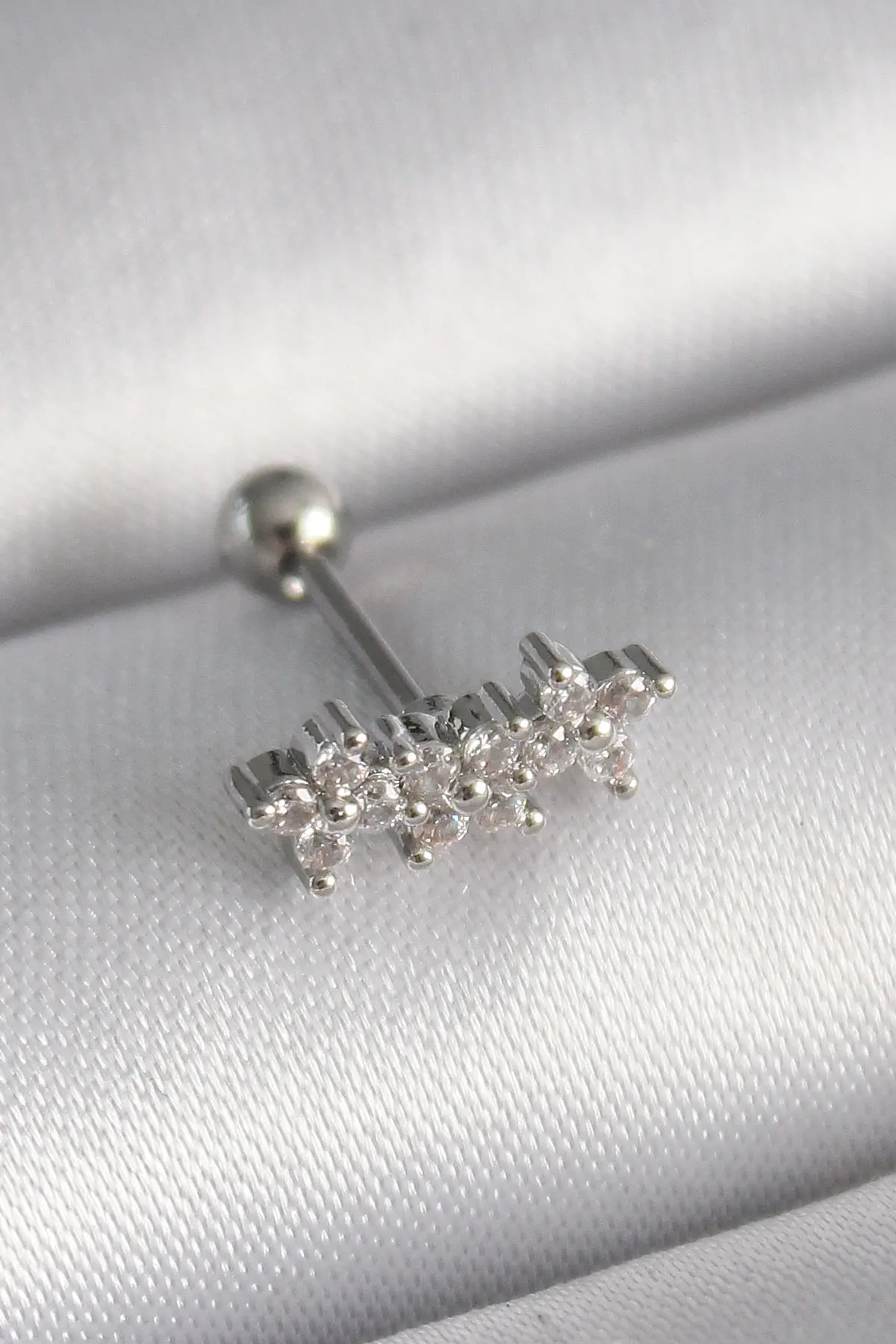 316L Çelik Gümüş Renk Zirkon Taşlı Yonca Tragus Piercing TJ-PR1255