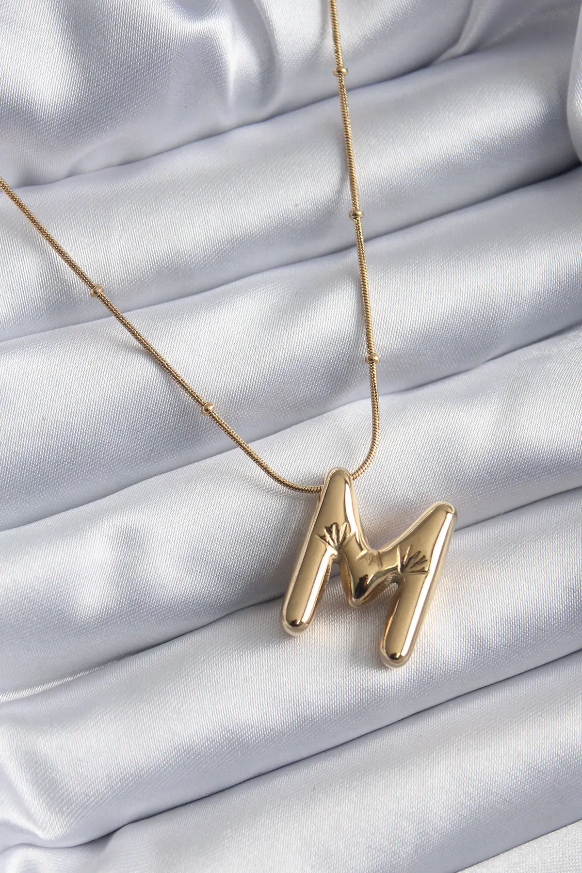 316L Çelik Gold Renk Bubble "M" Harf Model Kadın Kolye TJ-BKO7944