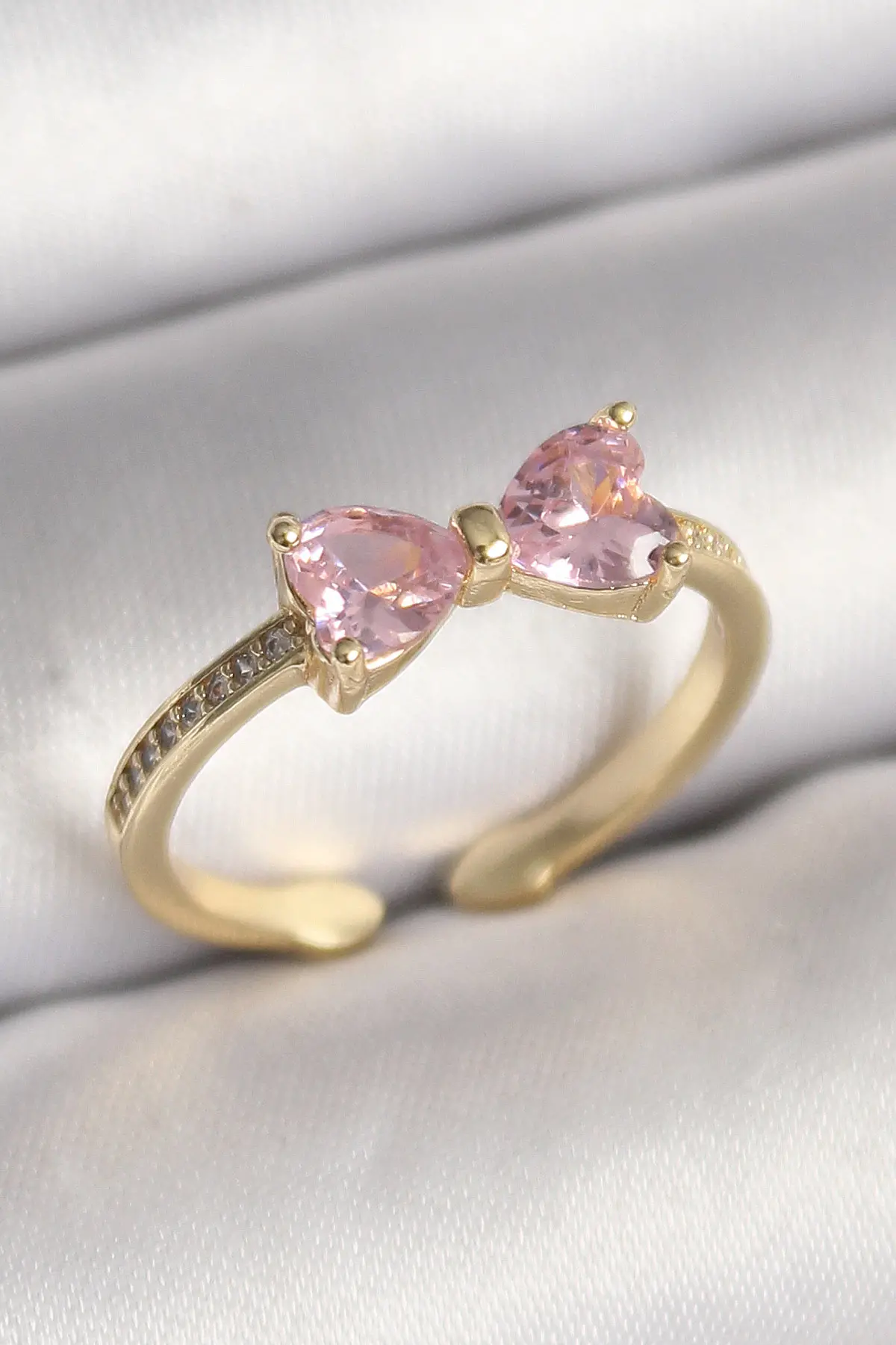 Pirinç Gold Renk Pembe Zirkon Taşlı Kalp Fiyonk Model Kadın Yüzük TJ-BYK3641