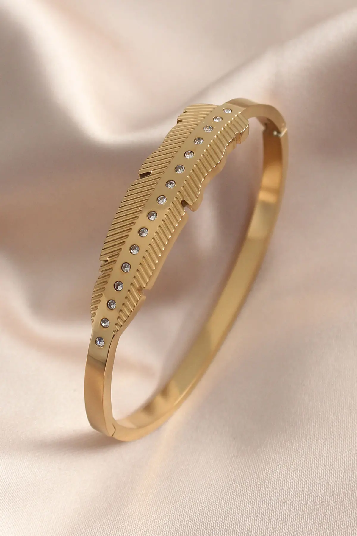 Gold Renk Yaprak Model Zirkon Taş Detay Kelepçe Kadın Bileklik TJ-BB4681