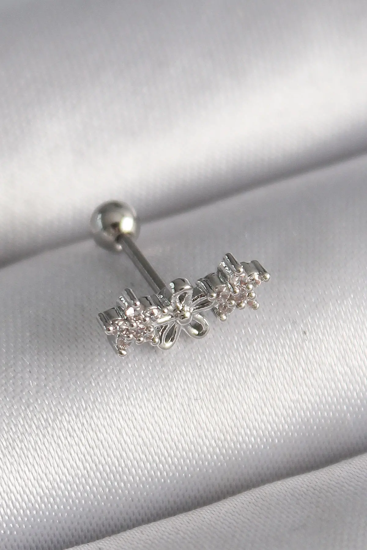 316L Çelik Gümüş Renk Zirkon Taşlı Çiçek Tragus Piercing TJ-PR1247