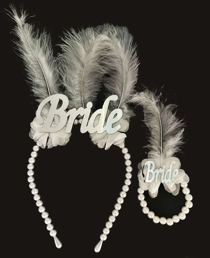 Beyaz İncili Otriş Tüylü Pleksi Bride Yazılı Gelin Tacı ve Bride Yazılı Gelin Bilekliği Gümüş Renk