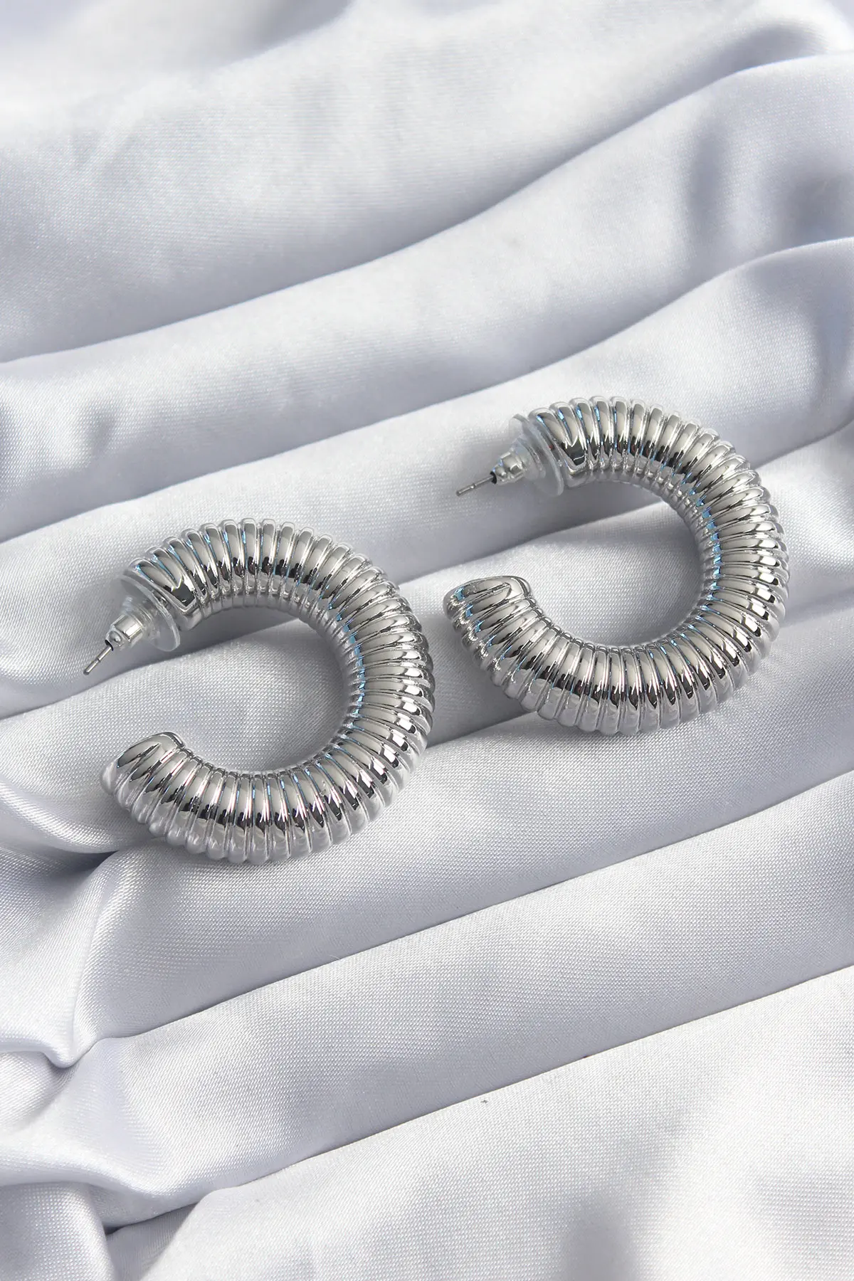 Pirinç Gümüş Renk İşleme Halka Model Kadın Küpe TJ-BKP8243
