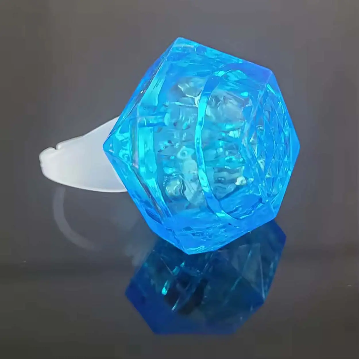 Kristal Tasarımlı Led Glow Işıklı 3 Modlu Mavi Yüzük 3.5 x 5 cm