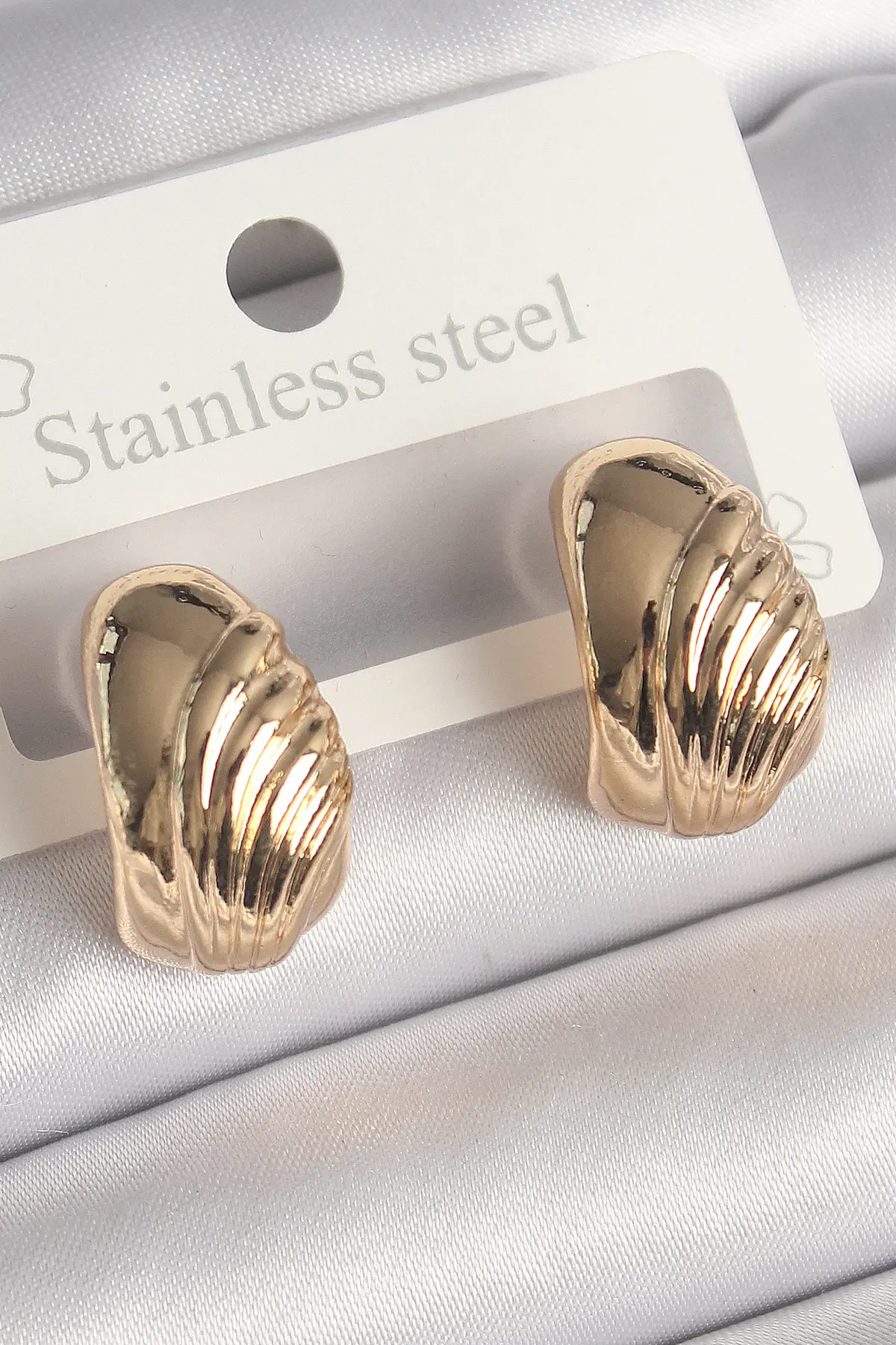 Pirinç Gold Renk İşleme Detaylı Yarım Halka Model Kadın Küpe TJ-BKP10245