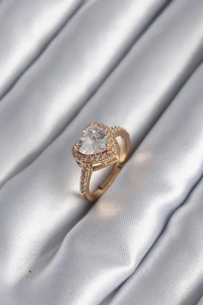 Pirinç Gold Renk Zirkon Taşlı Kalp Charm Model Kadın Yüzük TJ-BYK2953