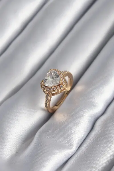 Pirinç Gold Renk Zirkon Taşlı Kalp Charm Model Kadın Yüzük TJ-BYK2953