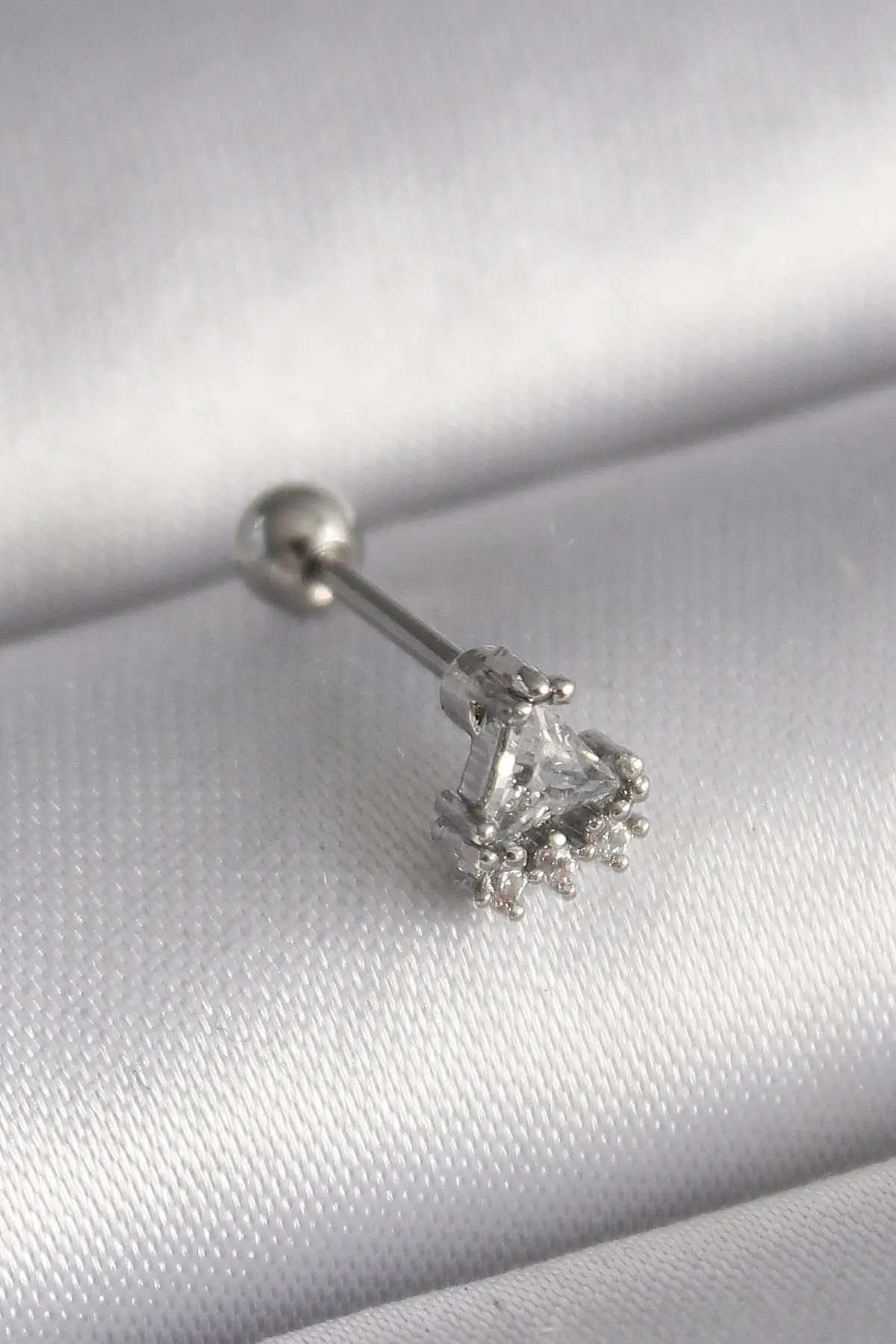 316L Çelik Gümüş Renk Üçgen Zirkon Taşlı Tragus Piercing TJ-PR1239