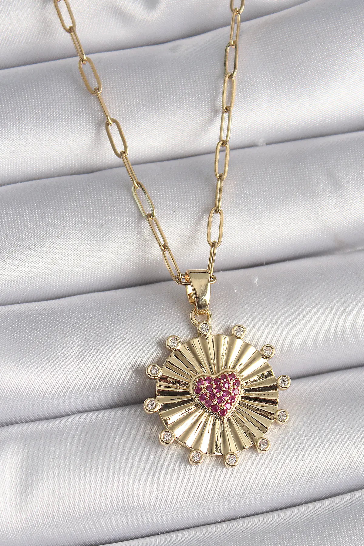 316L Çelik Gold Renk Pembe Zirkon Taşlı Kalp İşleme Madalyon Model Kadın Kolye TJ-BKO9534