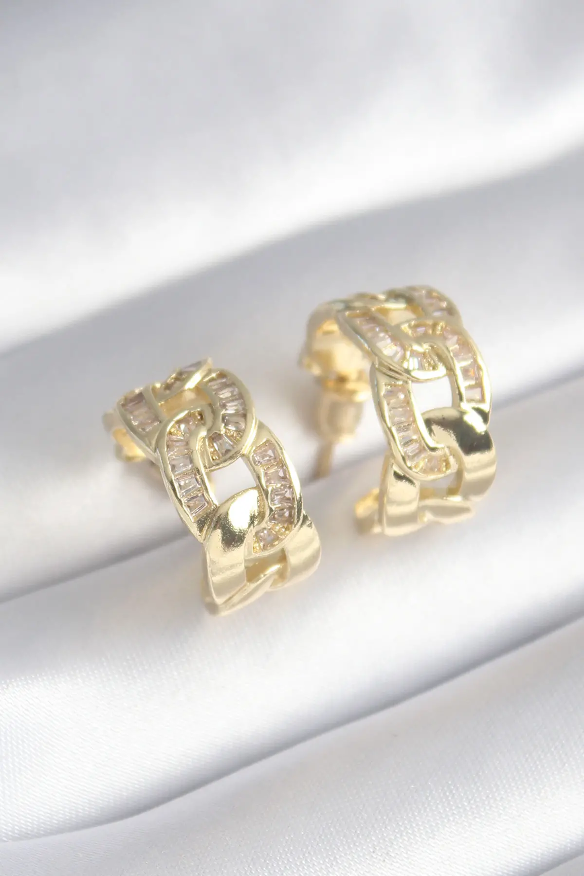 Pirinç Gold Renk Zirkon Taş Detay Zincir Model Kadın Küpe TJ-BKP8452