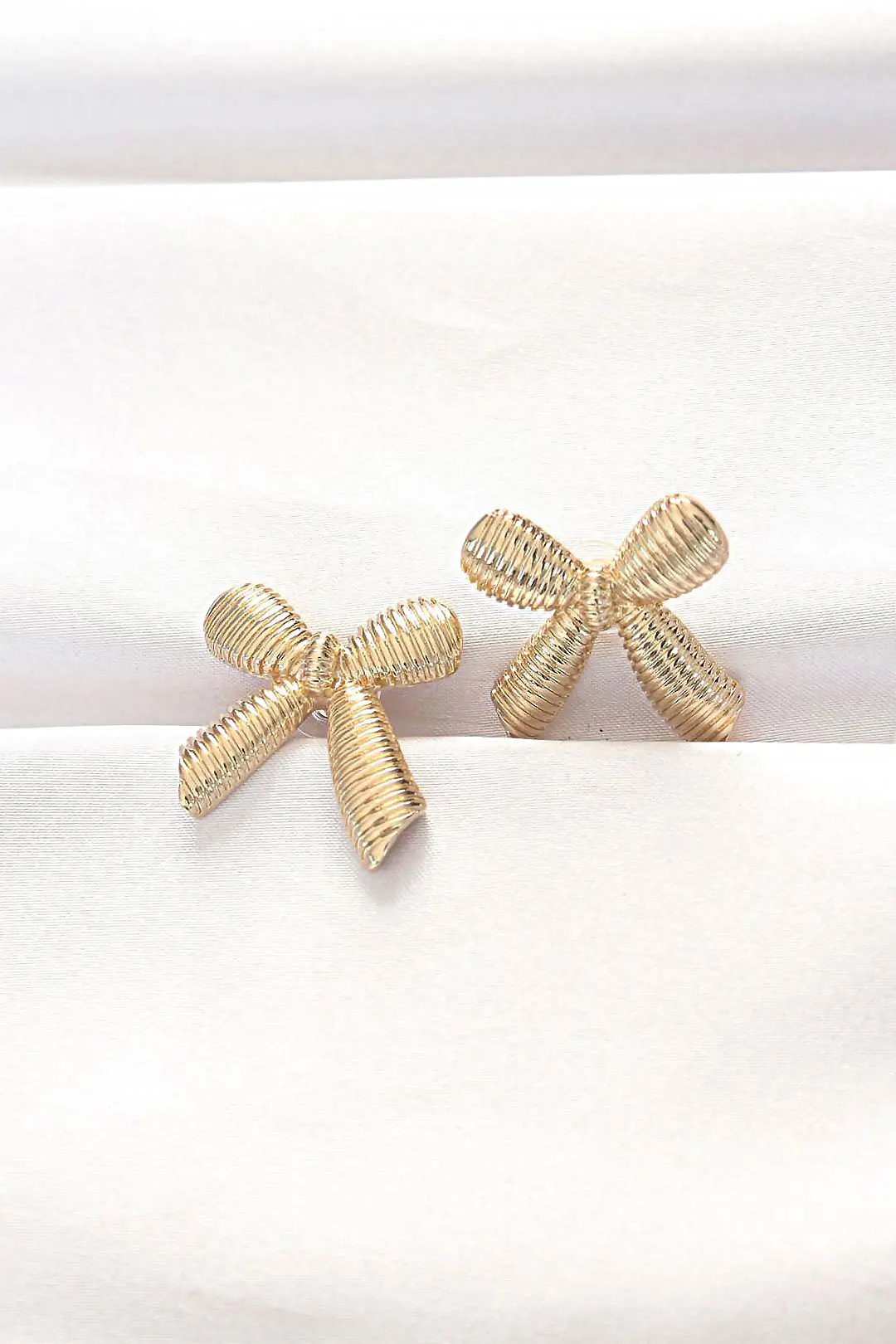 Pirinç Gold Renk Fiyonk Küpe TJ-BKP8881