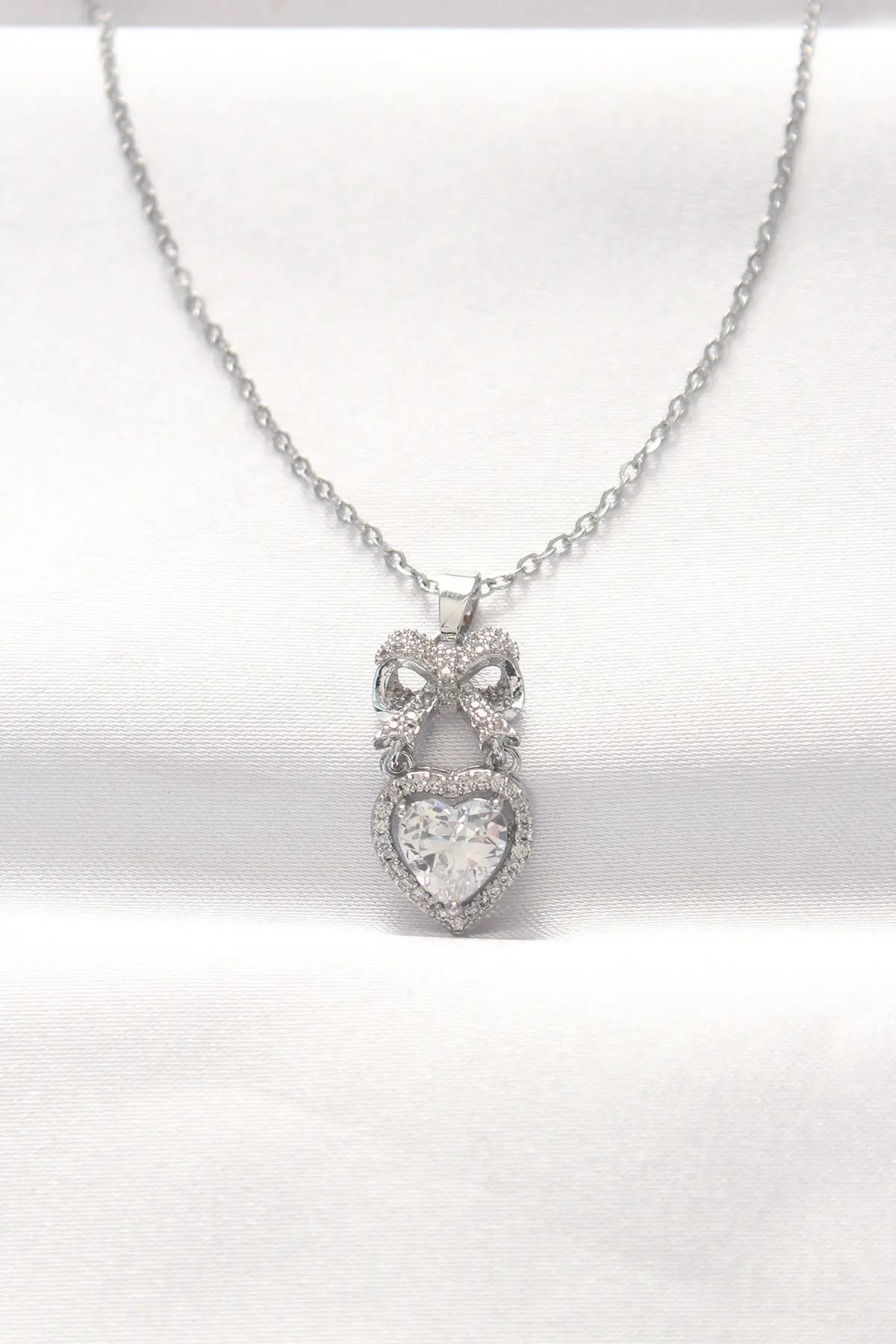 316L Çelik Silver Renk Zirkon Taşlı Kalpli Fiyonk Kolye TJ-BKO8519