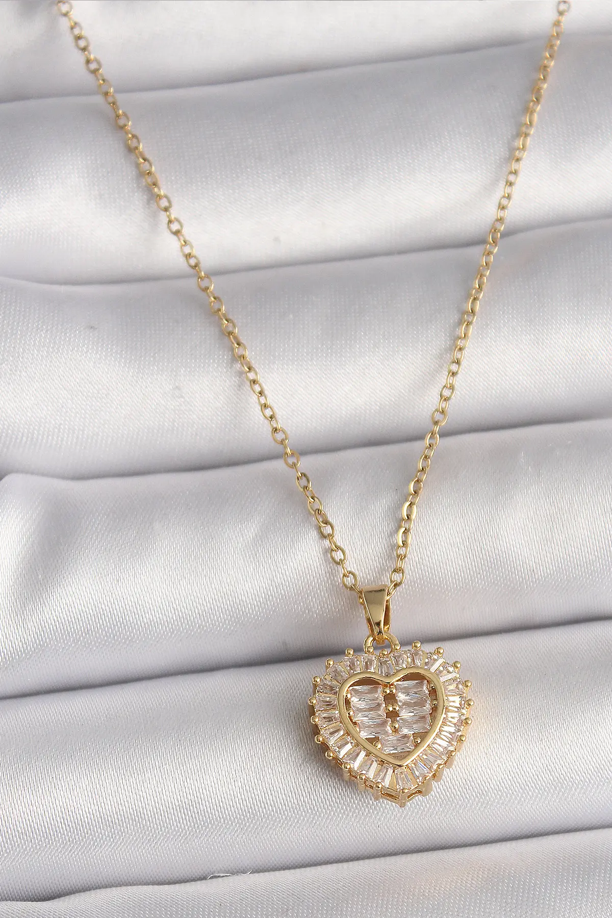 316L Çelik Gold Renk Zincir Zirkon Taşlı Kalp Model Kadın Kolye TJ-BKO9786