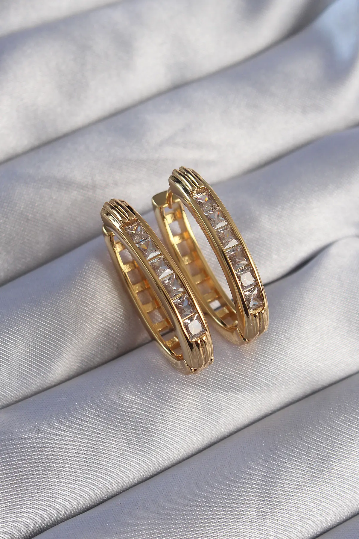 Pirinç Gold Renk Zirkon Taşlı Oval Model Küpe TJ-BKP9079