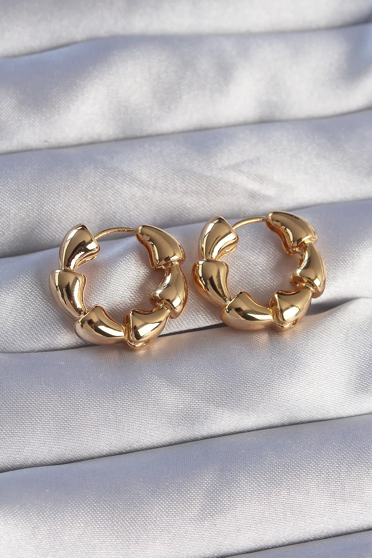 Pirinç Gold Renk Damla Kıvrım Tasarımlı Halka Küpe TJ-BKP9084