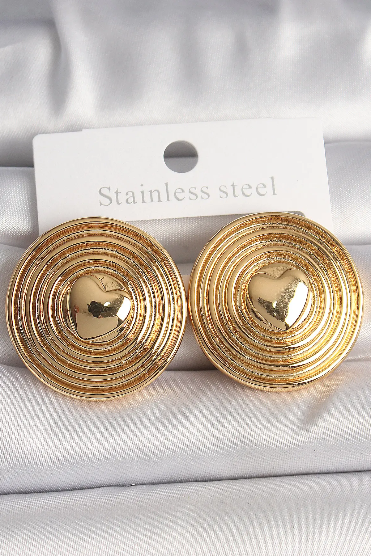 Pirinç Gold Renk Kalp İşlemeli Daire Plaka Model Kadın Küpe TJ-BKP10155