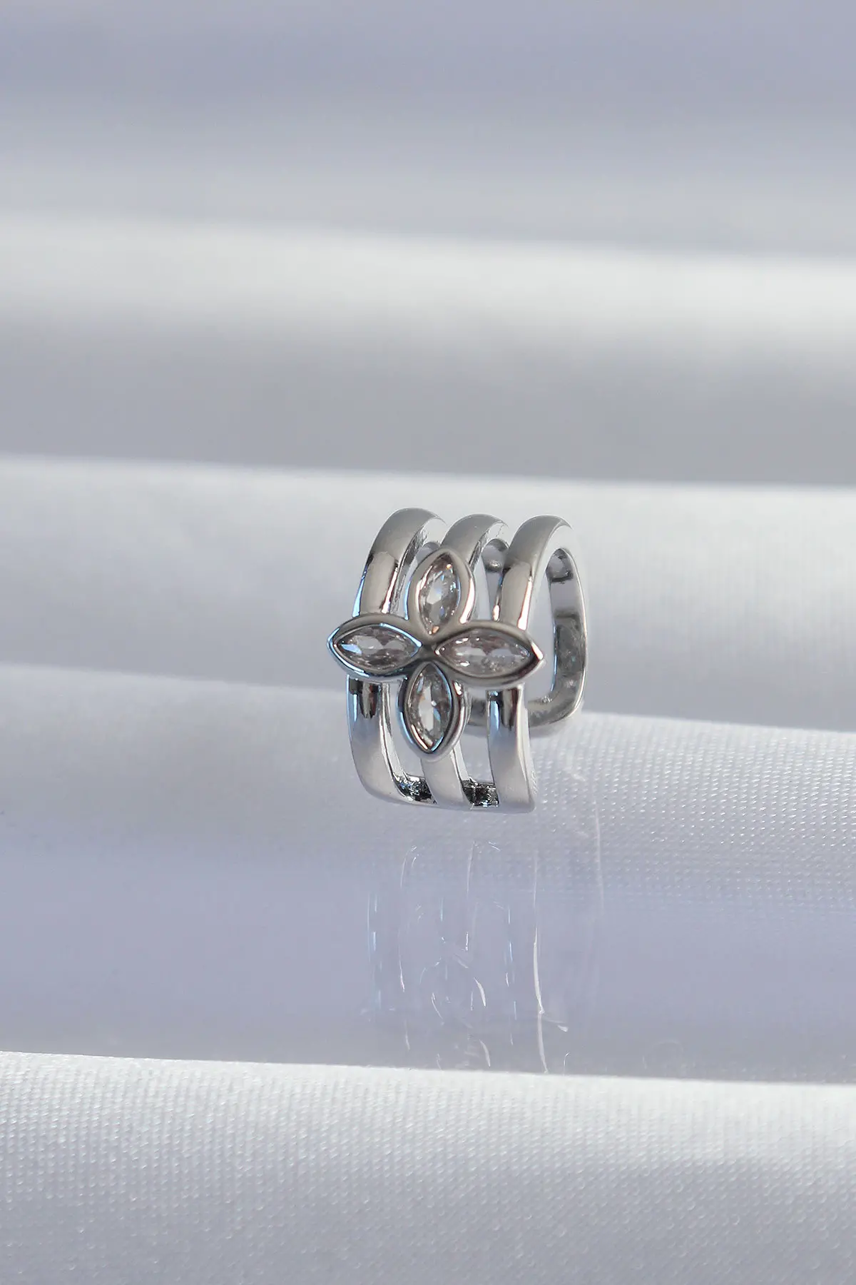 Pirinç Gümüş Renk Yonca Earcuff Küpe TJ-BKP9330