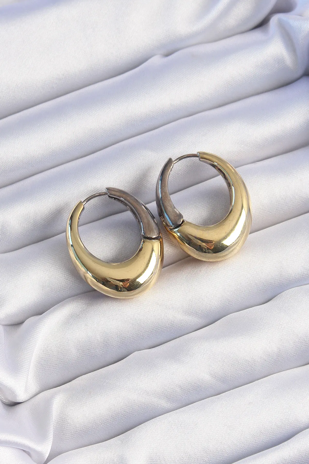 Pirinç Gold Gümüş Renkli Oval Bombeli Küpe TJ-BKP9221