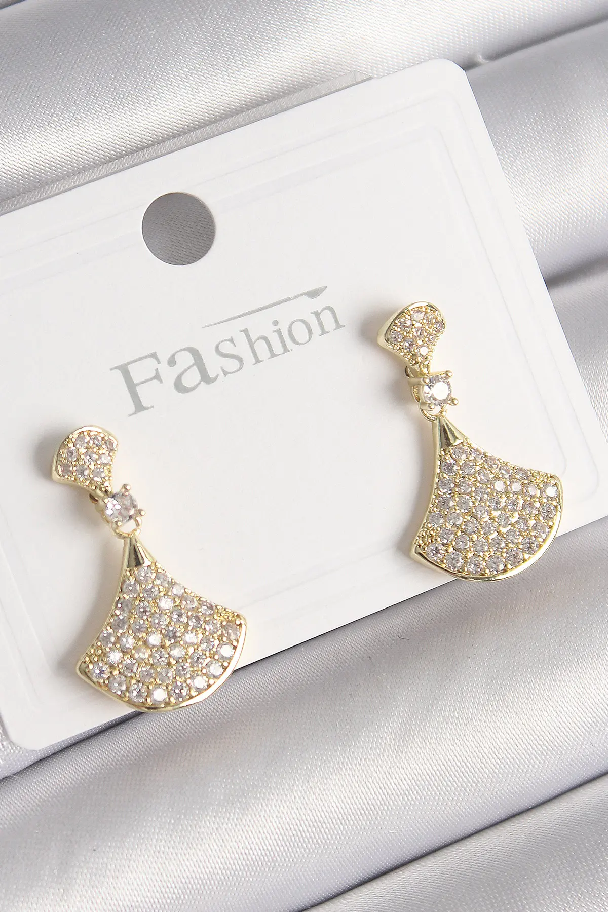 Pirinç Gold Renk Zirkon Taşlı Motif Model Kadın Küpe TJ-BKP9778
