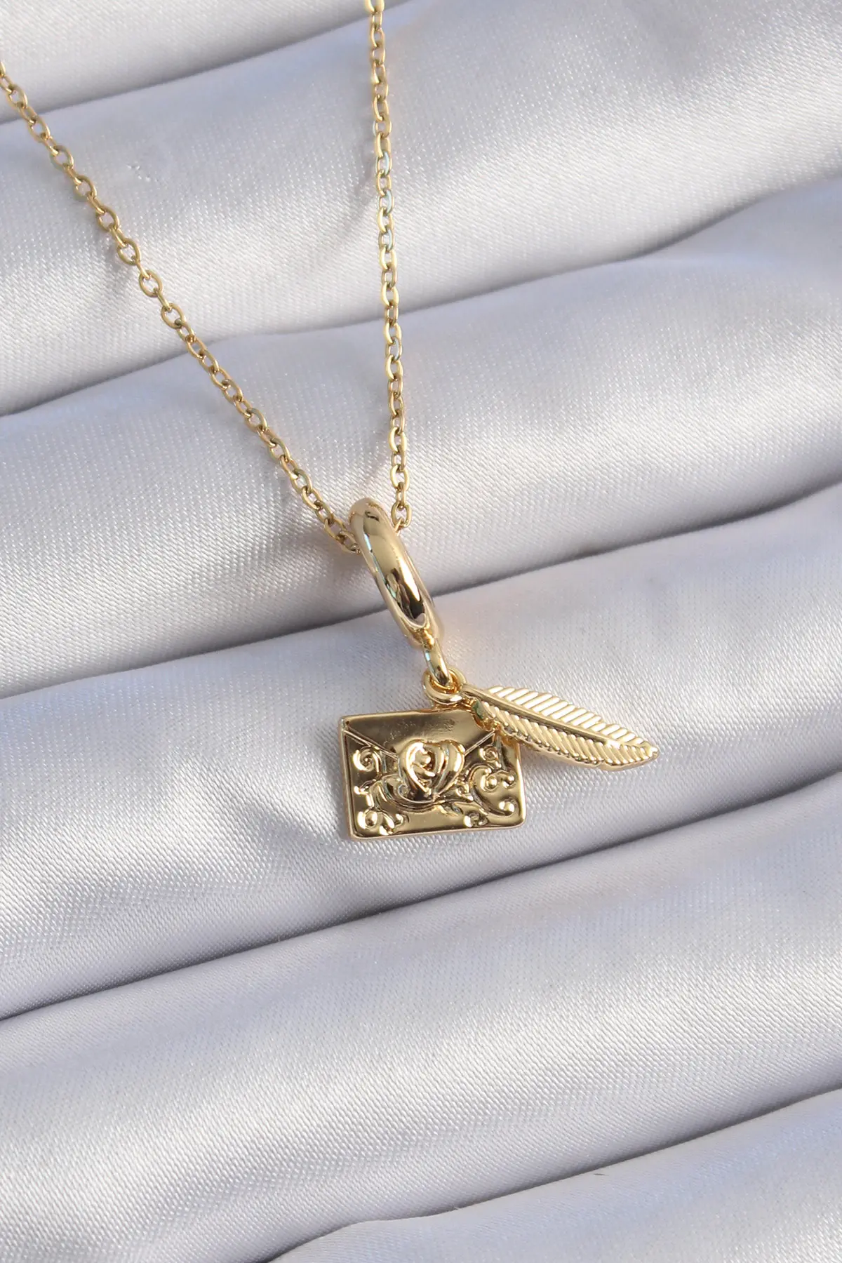 316L Çelik Gold Renk Kalp Detay Mektup Figür Charm Model Kadın Kolye TJ-BKO9314