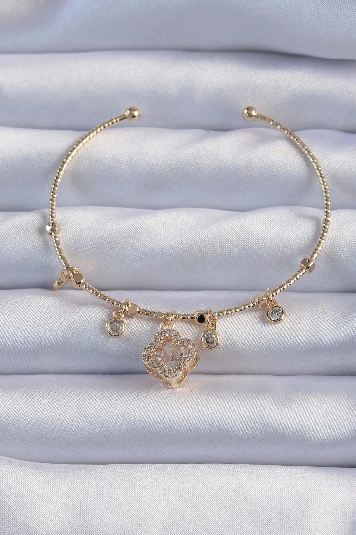 Pirinç Renk Zirkon Taşlı Yonca Model Charm Bileklik TJ-BB6327