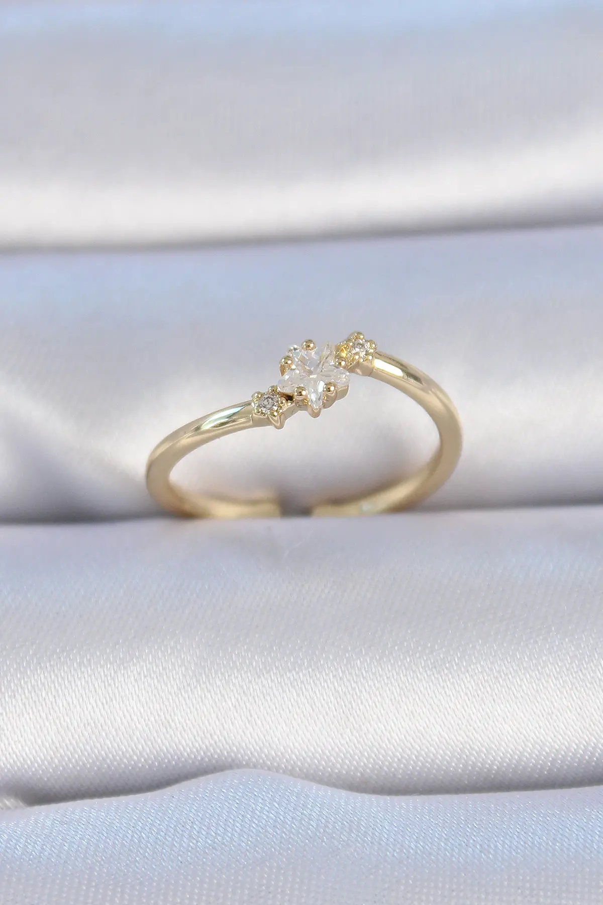 Pirinç Gold Renk Beyaz Çiçek Model Zirkon Taş Detay Kadın Yüzük TJ-BYK3322