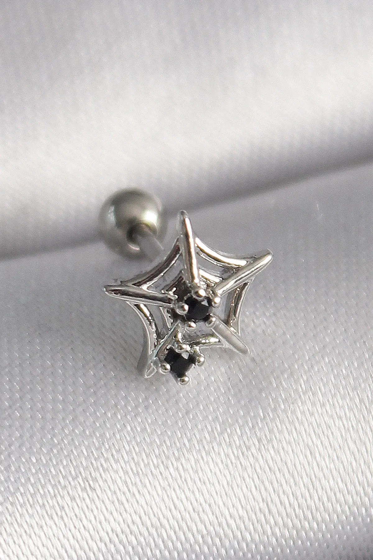 316L Çelik Gümüş Renk Siyah Zirkon Taş Detay Örümcek Ağ Model Tragus Piercing TJ-PR1293