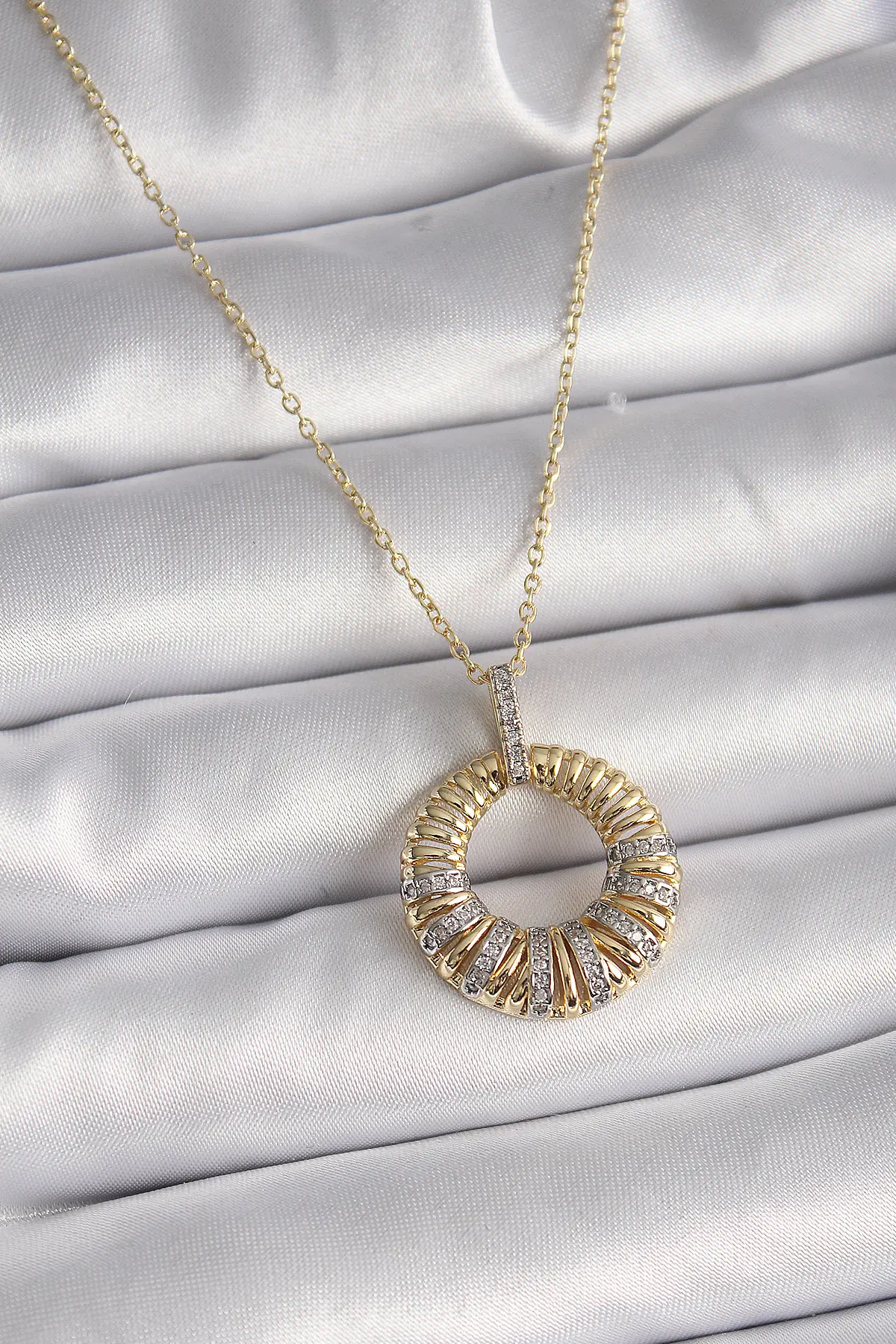 316L Çelik Gold Renk Zincir Gümüş Zirkon Taşlı Daire Model Kadın Kolye TJ-BKO9481
