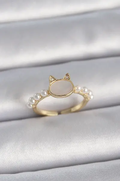 Pirinç Gold Renk Ayarlanabilir Beyaz Mineli Kedi Model İnci Detay Kadın Yüzük TJ-BYK3386