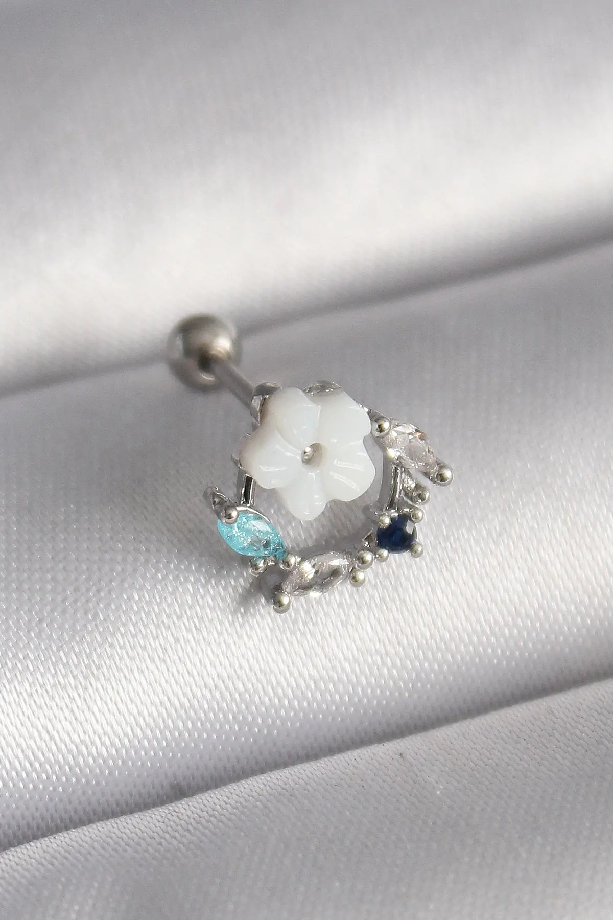 316L Çelik Gümüş Renk Zirkon Taş Detay Beyaz Çiçek Model Tragus Piercing TJ-PR1359