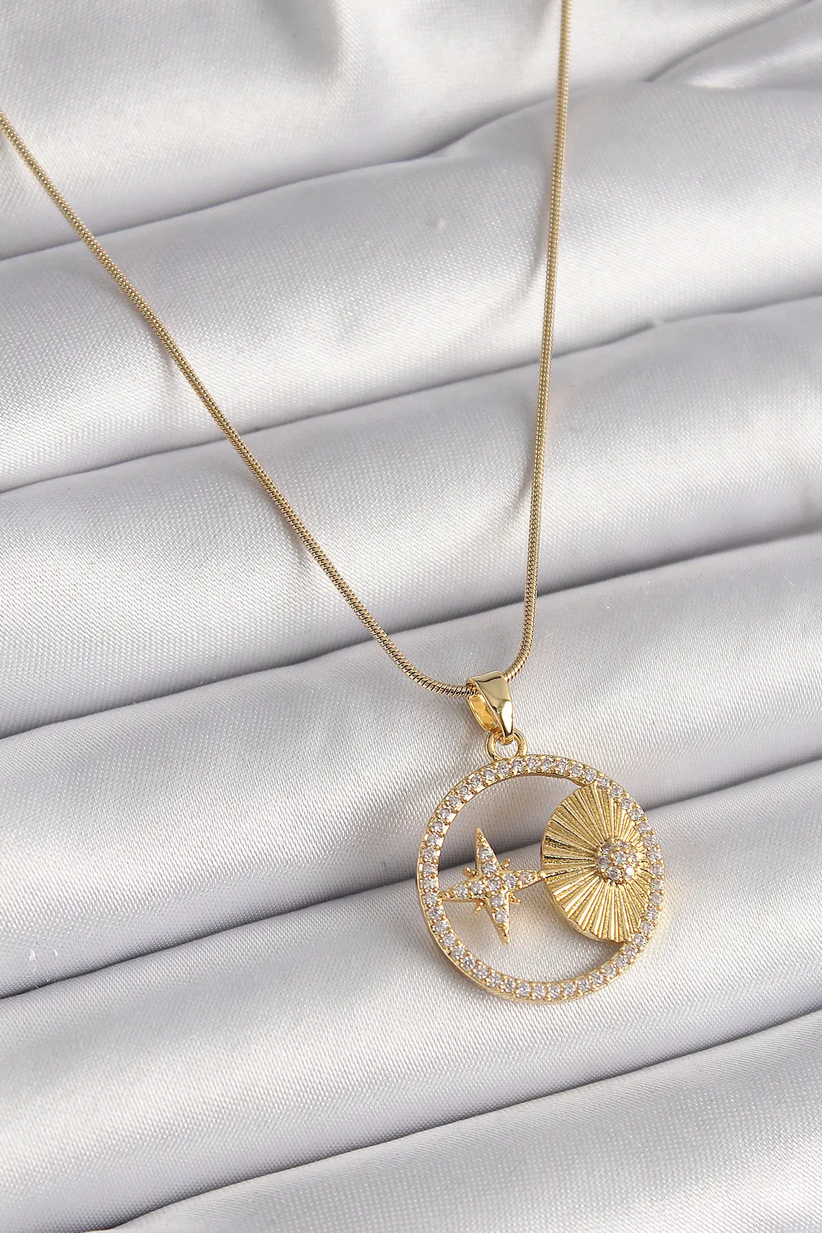 316L Çelik Gold Renk Zincir Zirkon Taşlı Yıldız İşleme Madalyon Model Kadın Kolye TJ-BKO9636