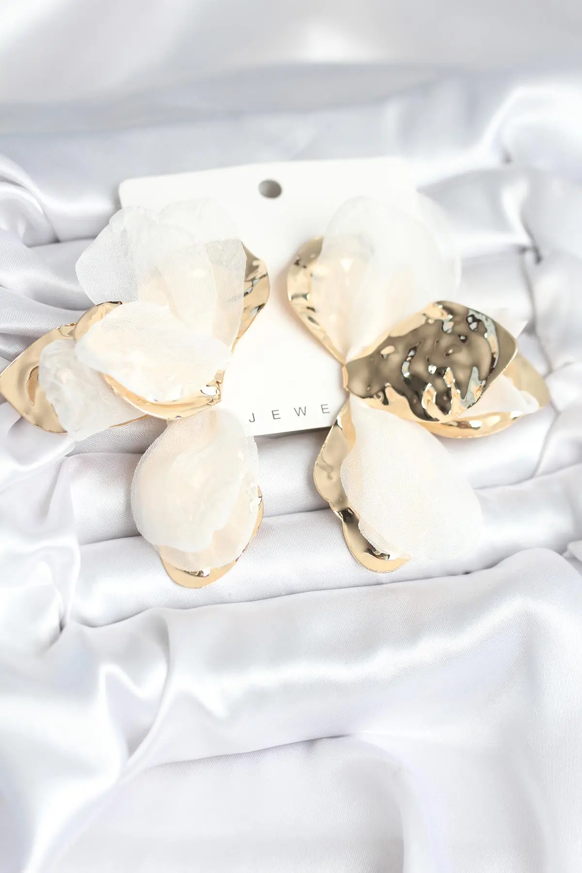 Pirinç Gold Renk Beyaz Tüllü Lotus Kadın Küpe TJ-BKP11373