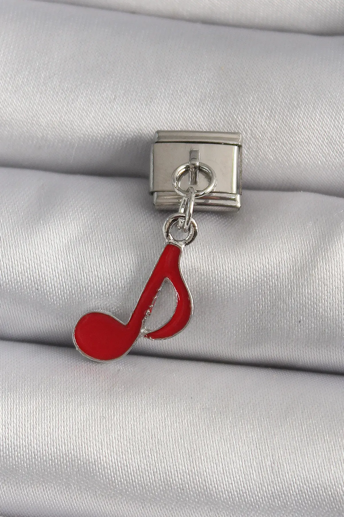 316L Çelik Gümüş Renk Kırmızı Nota Model Nomination Charm TJ-BC1180